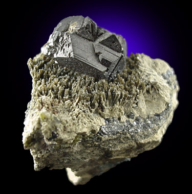 Sphalerite on Johannsenite from Iron Cap Mine, Graham County, Arizona