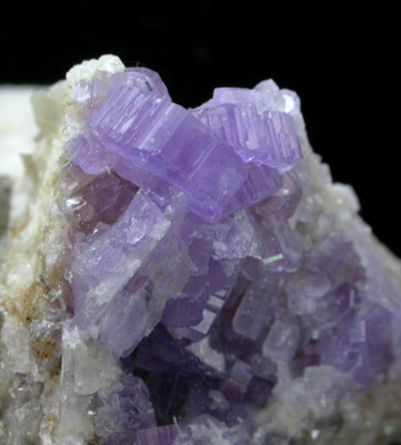 Fluorapatite on Albite from Emmons Quarry, southeastern slope of Uncle Tom Mountain,  Greenwood, Oxford County, Maine