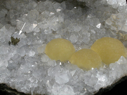 Fluorite and Julgoldite-(Fe2+) on Quartz from Ajanta, Maharashtra, India
