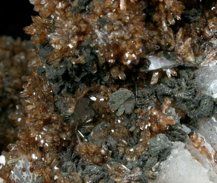 Childrenite and Roscherite on Albite from Itatinga, Minas Gerais, Brazil