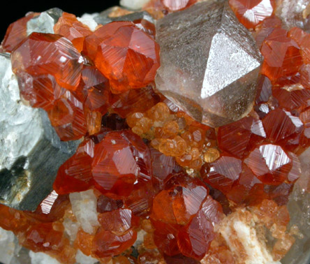 Spessartine Garnet with Quartz and Muscovite from Tongbei-Yunling District, Fujian Province, China