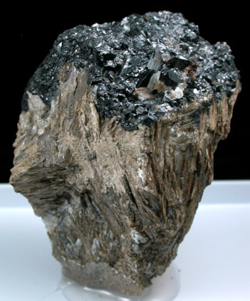 Manganilvaite (IMA 2002-016) on Johannsenite from Osikovo Mine, Madan District, Rhodope Mountains, Bulgaria (Type Locality for Manganilvaite)