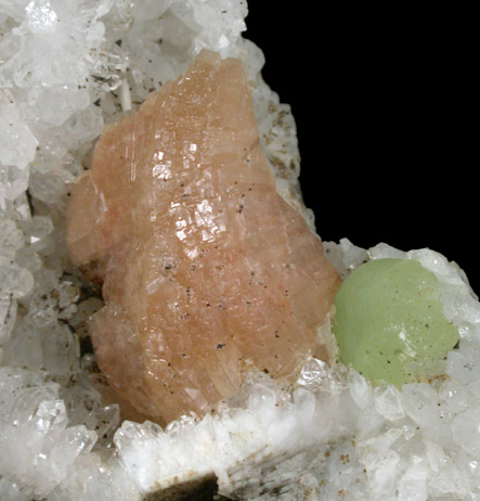 Heulandite-Ca, Prehnite, Quartz from Great Notch, Passaic County, New Jersey