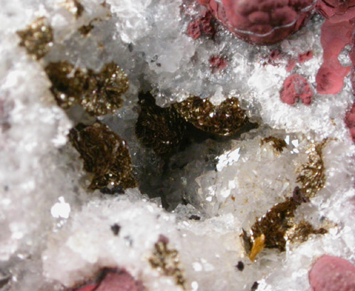 Stilpnomelane on Quartz from Sterling Mine, Antwerp, Jefferson County, New York