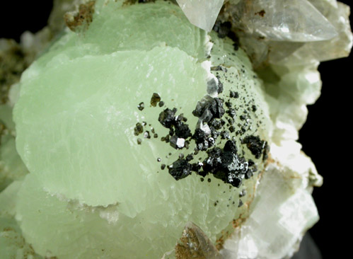 Sphalerite on Prehnite with Calcite from Millington Quarry, Bernards Township, Somerset County, New Jersey