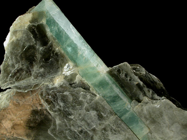 Beryl var. Aquamarine in Muscovite from Rattlesnake Mountain Quarry, 1.25 km northeast of East Stonham, knoll at 1000' southeast of Rattlesnake Mountain, Oxford County, Maine