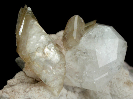 Heulandite-Ca and Analcime on Quartz from Amethyst Cove, Kings County, Nova Scotia, Canada