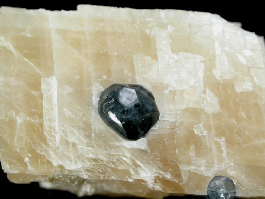 Spinel in Calcite from Ward Inlet, Baffin Island, Nunavut, Canada