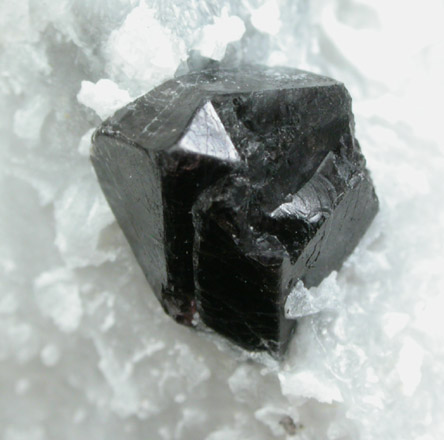 Spinel (twinned crystals) in Calcite from Lime Crest Quarry (Limecrest), Sussex Mills, 4.5 km northwest of Sparta, Sussex County, New Jersey