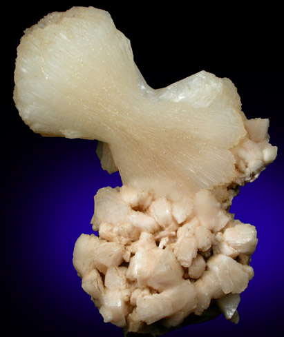 Stilbite-Ca on Heulandite-Ca from Jalgaon, Maharashtra, India