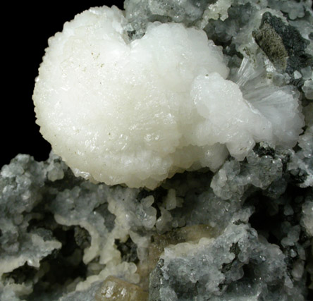 Stilbite-Ca with Heulandite-Ca on Quartz from Braen's Quarry, Haledon, Passaic County, New Jersey