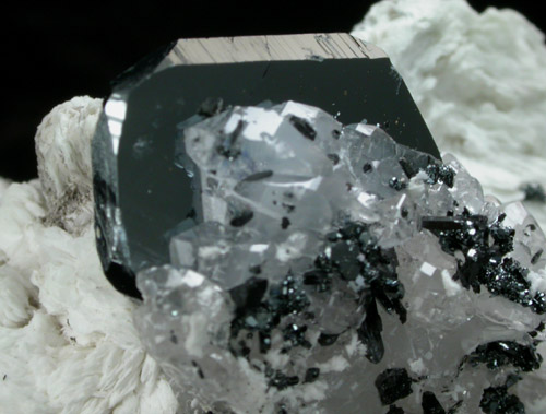 Hematite, Calcite, Gaudefroyite, Xonotlite from Wessels Mine, Kalahari Manganese Field, Northern Cape Province, South Africa