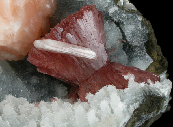 Stilbite-Ca and Heulandite-Ca on Quartz from Jalgaon, Maharashtra, India