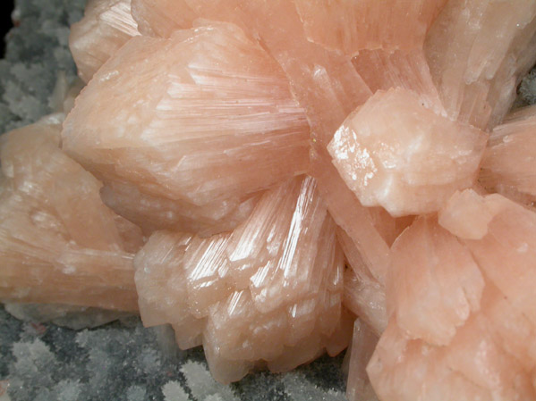 Stilbite-Ca and Heulandite-Ca on Quartz from Jalgaon, Maharashtra, India