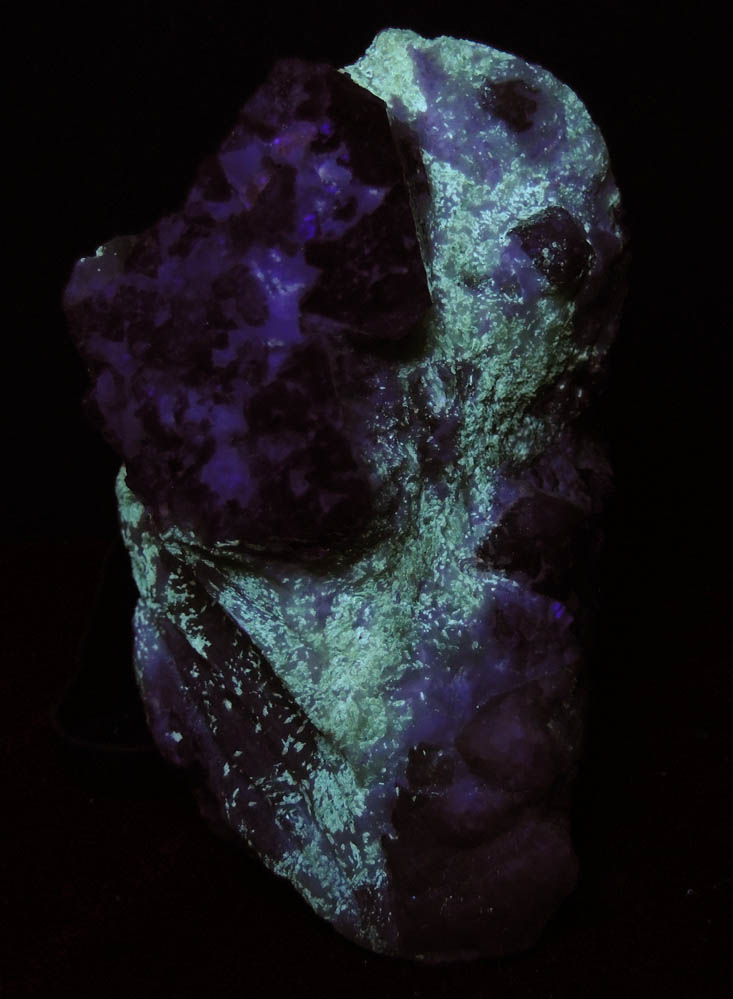Photo below under shortwave ultraviolet illumination of Spinel in marble from Luc Yen, Yenbai (Yen Bai) Province, Vietnam Spinel in marble from Luc Yen, Yenbai (Yen Bai) Province, Vietnam