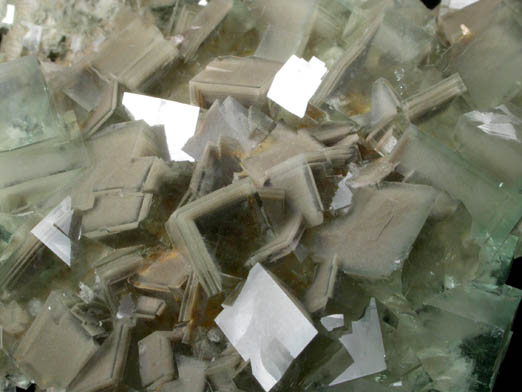 Fluorite with unusual phantom growth zones from Huangshaping Mine, Guiyang, Hunan, China