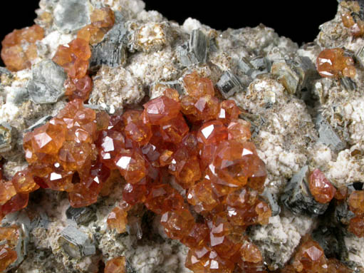 Spessartine Garnet on Microcline, Quartz, Muscovite from Tongbei-Yunling District, Fujian Province, China