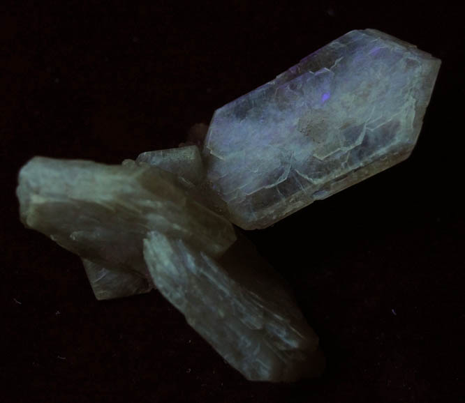 Stilbite-Ca (with hourglass-shaped internal zoning) on Quartz from Pune District, Maharashtra, India