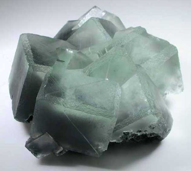 Fluorite with internal phantom-growth zoning from Xianghualing Cassiterite Mine, Hunan, China