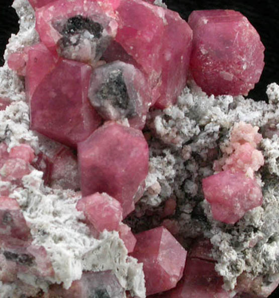 Grossular Garnet in wollastonite-quartz-calcite from Santo Domingo Claim, Sierra de Cruces, east of Laguna de Jaco, near Hercules, Coahuila, Mexico
