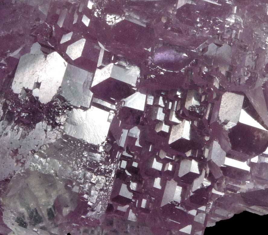 Fluorite with internal phantom-growth zoning from Dongpo Mine, Yizhang , Hunan, China