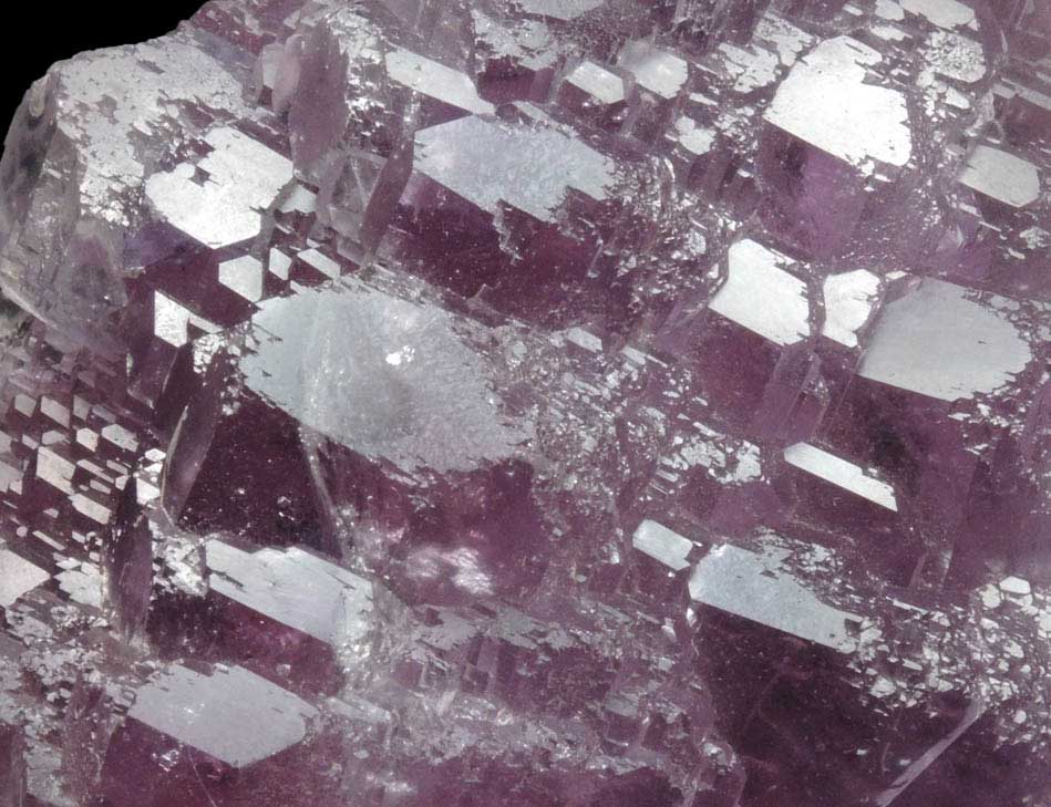 Fluorite with internal phantom-growth zoning from Dongpo Mine, Yizhang , Hunan, China