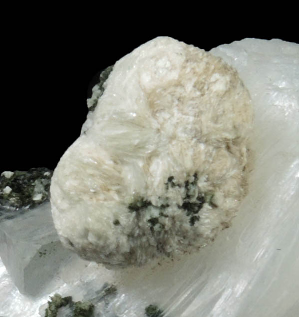 Stilbite, Apophyllite, Gyrolite, Chlorite from Ahmednagar, Maharashtra, India