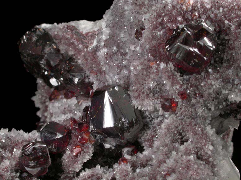 Sphalerite on Quartz and Calcite from Shizhuyuan Mine, Dongpo, Chenzhou, Hunan, China