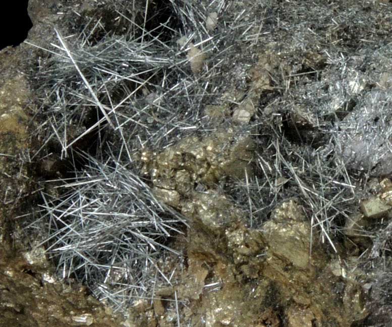 Jamesonite-Boulangerite on Pyrite and Sphalerite from Mina Noche Buena, Mazapil, Zacatecas, Mexico