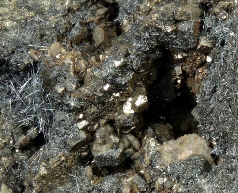 Jamesonite-Boulangerite on Pyrite and Sphalerite from Mina Noche Buena, Mazapil, Zacatecas, Mexico