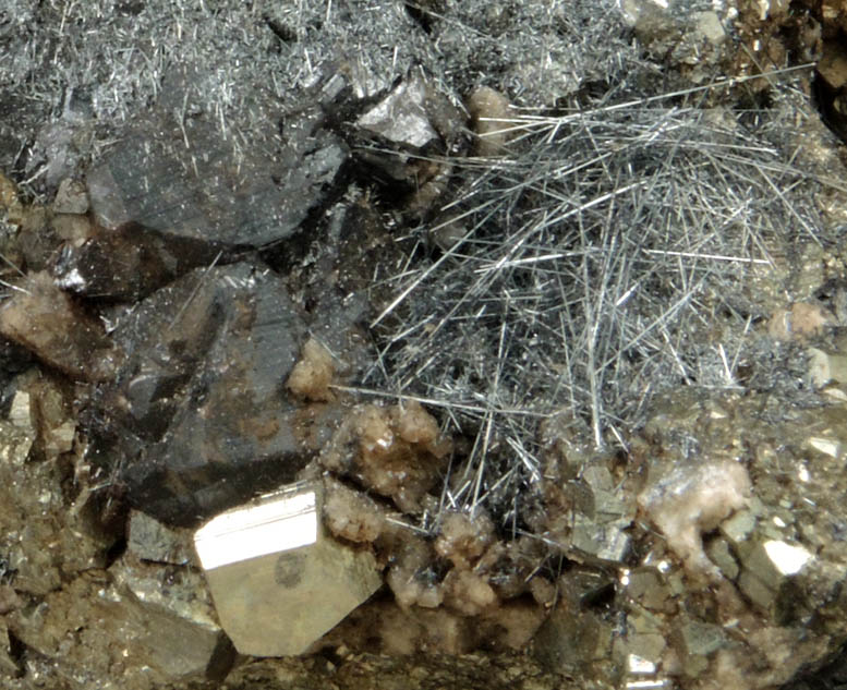 Jamesonite-Boulangerite on Pyrite and Sphalerite from Mina Noche Buena, Mazapil, Zacatecas, Mexico