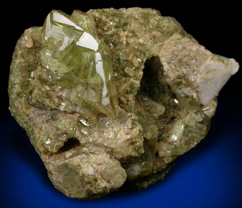 Titanite (twinned crystals) on Epidote from Capelinha, Minas Gerais, Brazil
