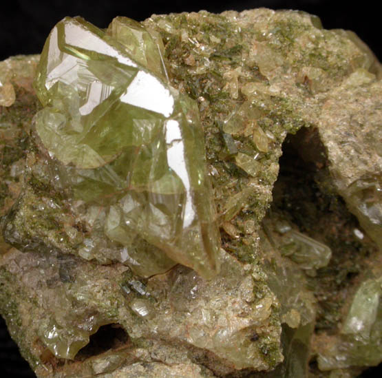 Titanite (twinned crystals) on Epidote from Capelinha, Minas Gerais, Brazil