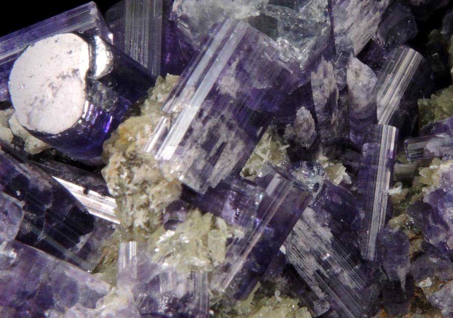 Fluorapatite on Muscovite from Lavra da Golconda, near Governador Valadares, Minas Gerais, Brazil