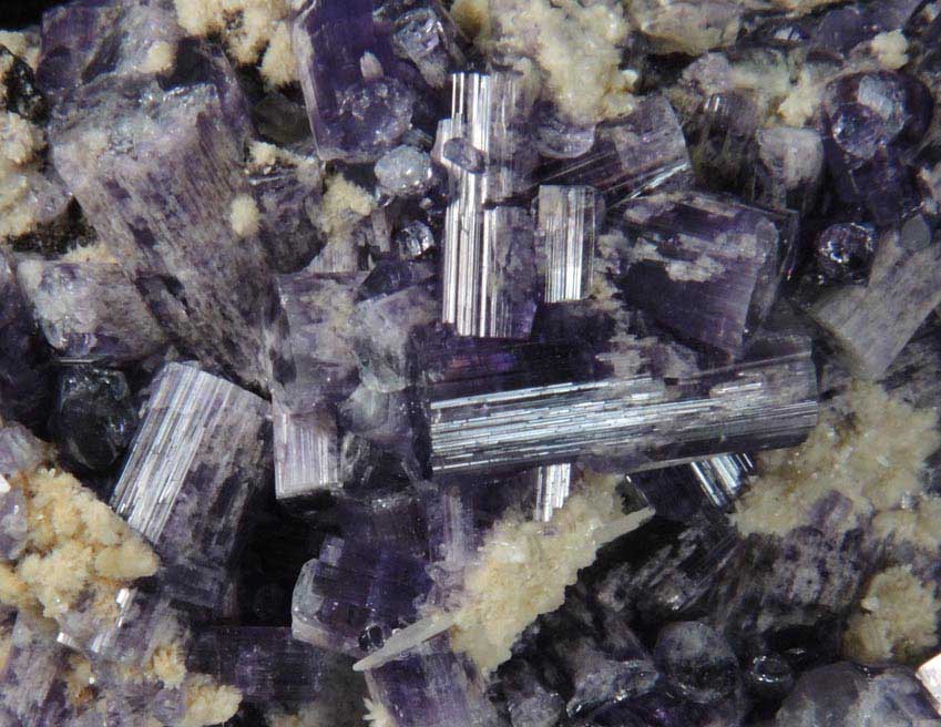 Fluorapatite with Bertrandite on Albite from Lavra da Golconda, near Governador Valadares, Minas Gerais, Brazil