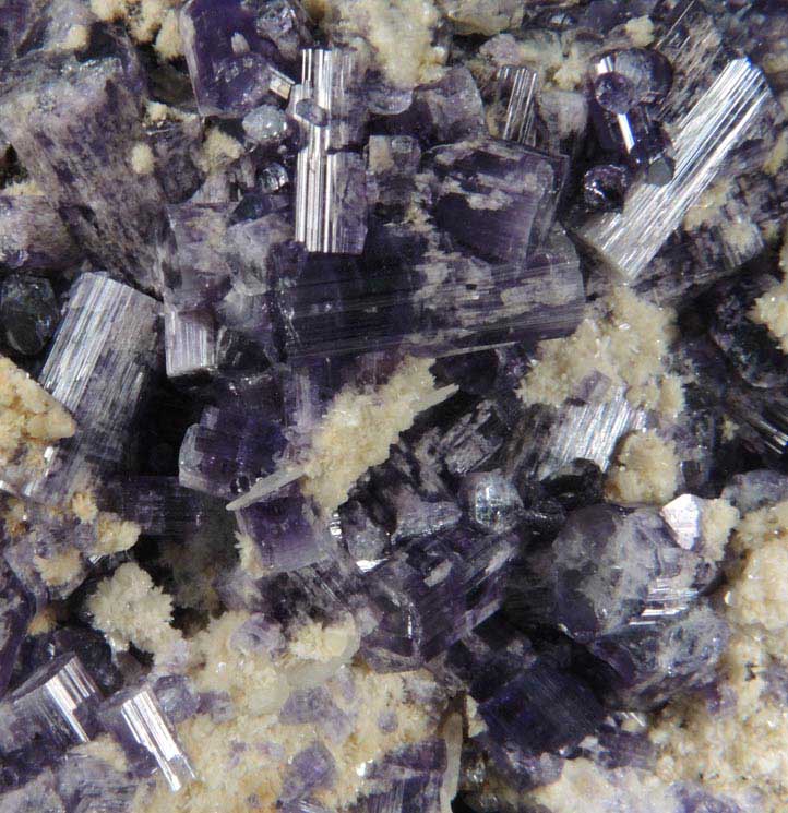 Fluorapatite with Bertrandite on Albite from Lavra da Golconda, near Governador Valadares, Minas Gerais, Brazil