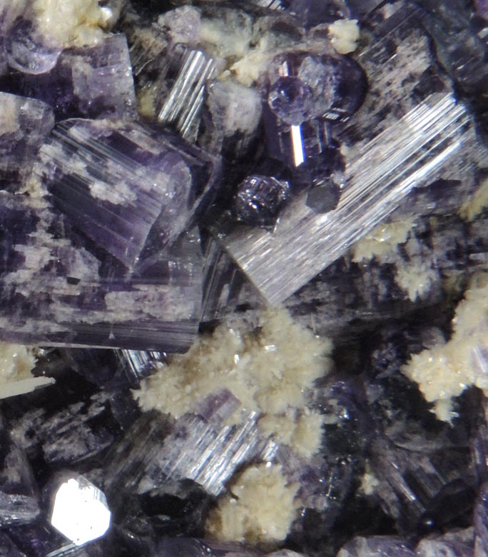 Fluorapatite with Bertrandite on Albite from Lavra da Golconda, near Governador Valadares, Minas Gerais, Brazil