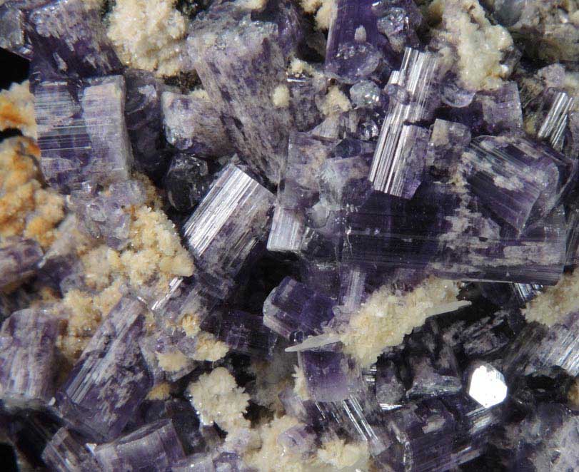 Fluorapatite with Bertrandite on Albite from Lavra da Golconda, near Governador Valadares, Minas Gerais, Brazil