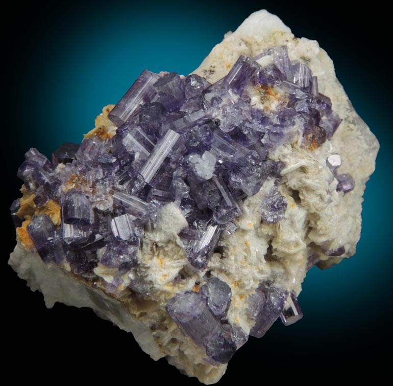 Fluorapatite with Bertrandite on Albite from Lavra da Golconda, near Governador Valadares, Minas Gerais, Brazil