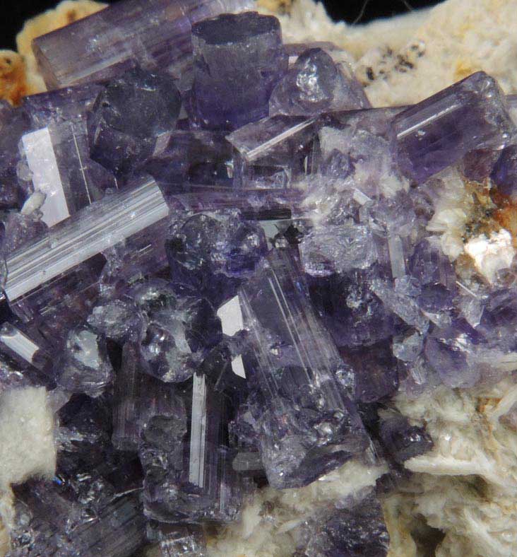 Fluorapatite with Bertrandite on Albite from Lavra da Golconda, near Governador Valadares, Minas Gerais, Brazil