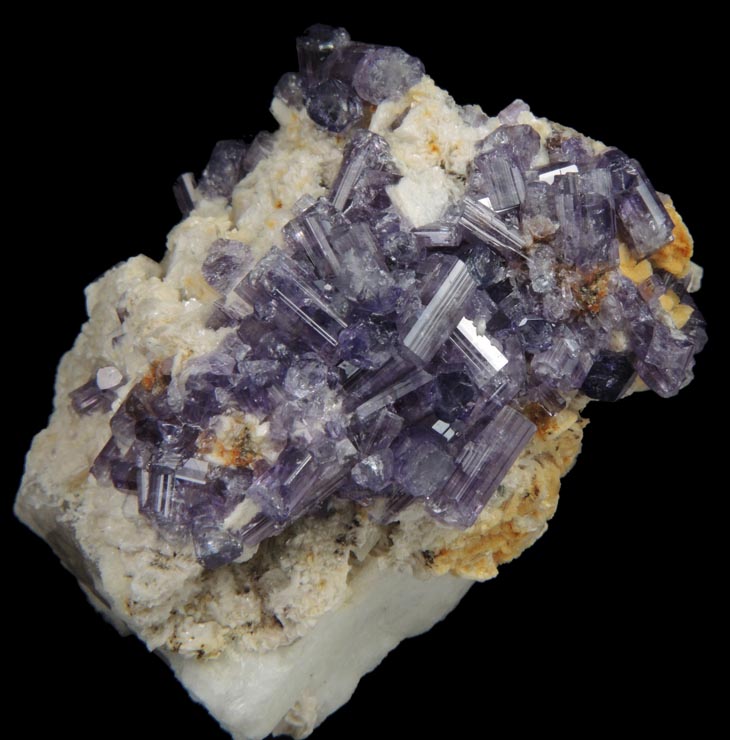 Fluorapatite with Bertrandite on Albite from Lavra da Golconda, near Governador Valadares, Minas Gerais, Brazil