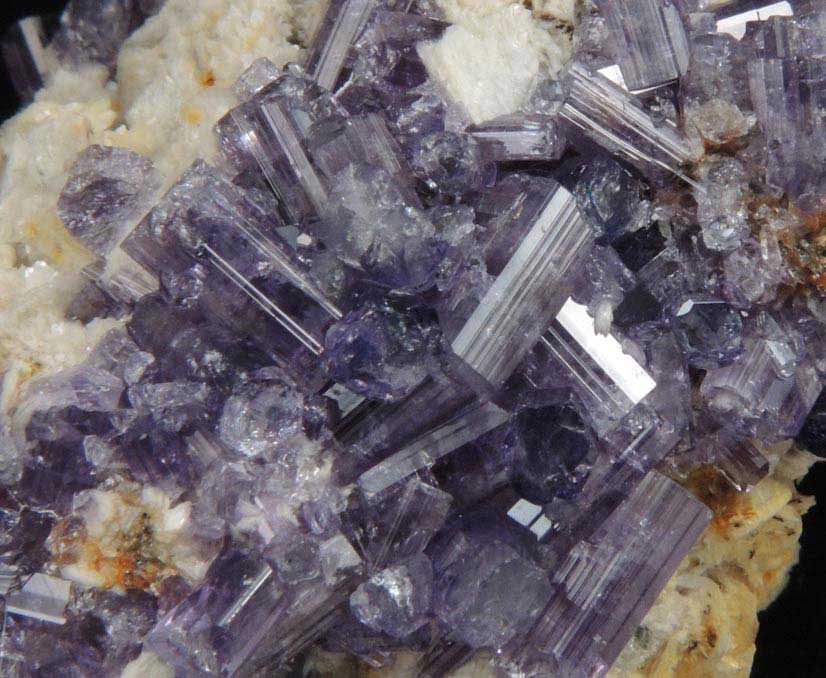 Fluorapatite with Bertrandite on Albite from Lavra da Golconda, near Governador Valadares, Minas Gerais, Brazil