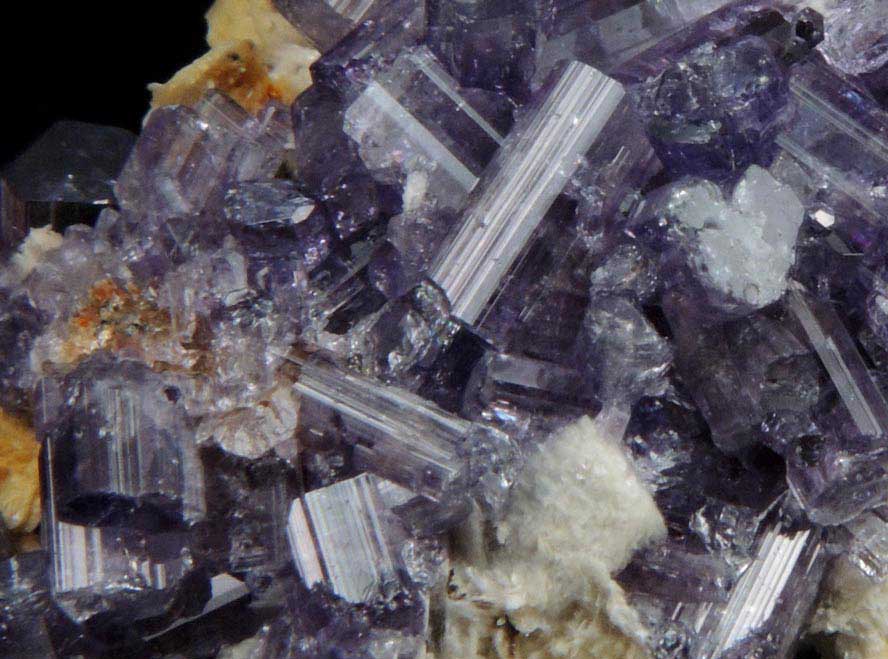 Fluorapatite with Bertrandite on Albite from Lavra da Golconda, near Governador Valadares, Minas Gerais, Brazil