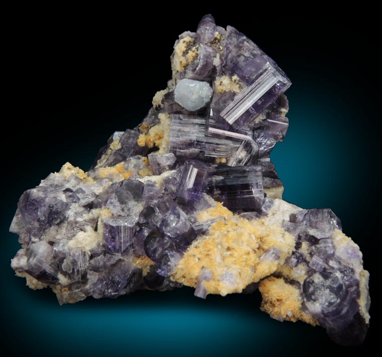 Fluorapatite with Bertrandite on Albite from Lavra da Golconda, near Governador Valadares, Minas Gerais, Brazil