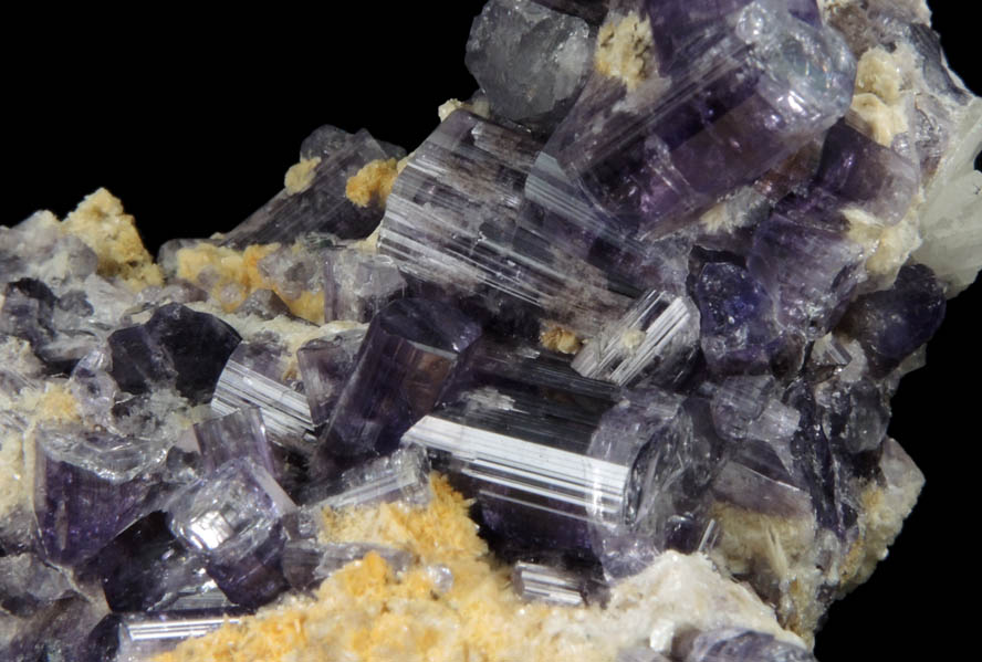 Fluorapatite with Bertrandite on Albite from Lavra da Golconda, near Governador Valadares, Minas Gerais, Brazil