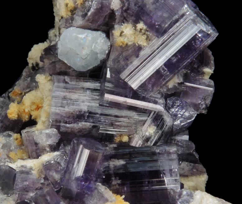 Fluorapatite with Bertrandite on Albite from Lavra da Golconda, near Governador Valadares, Minas Gerais, Brazil