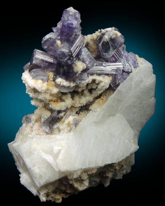 Fluorapatite with Bertrandite on Albite from Lavra da Golconda, near Governador Valadares, Minas Gerais, Brazil