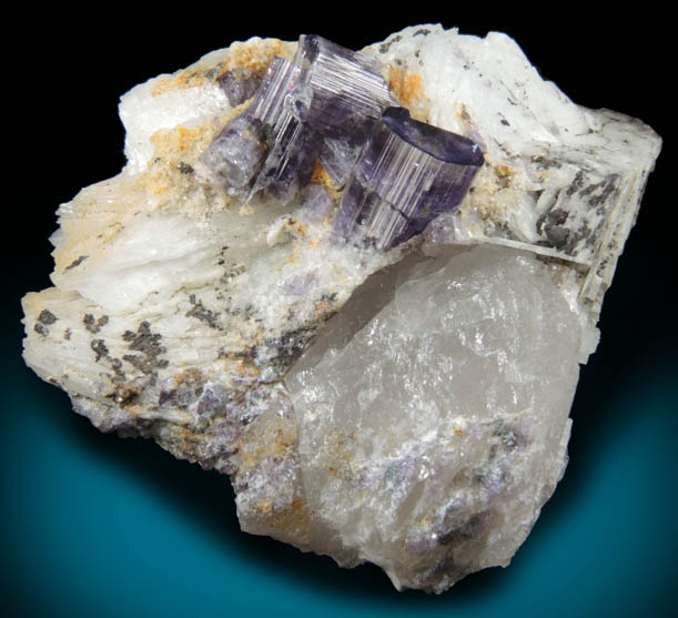 Fluorapatite with Bertrandite on Albite-Quartz from Lavra da Golconda, near Governador Valadares, Minas Gerais, Brazil