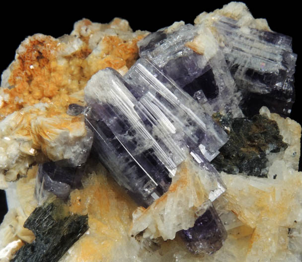 Fluorapatite with Bertrandite on Albite-Quartz from Lavra da Golconda, near Governador Valadares, Minas Gerais, Brazil