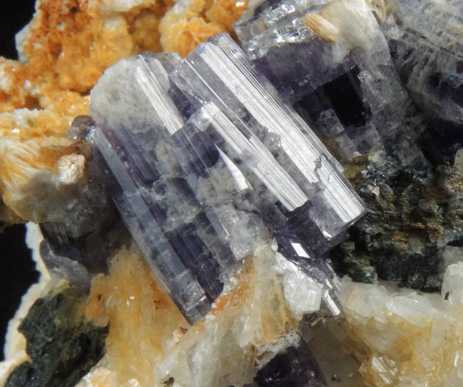 Fluorapatite with Bertrandite on Albite-Quartz from Lavra da Golconda, near Governador Valadares, Minas Gerais, Brazil